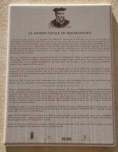 Retrato de Nostradamus en un estudio renacentista rodeado de manuscritos y símbolos de astrología