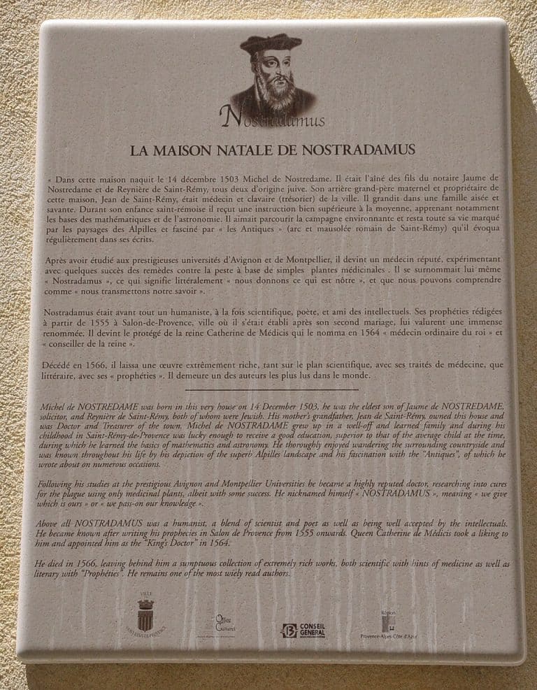 Retrato de Nostradamus en un estudio renacentista rodeado de manuscritos y símbolos de astrología